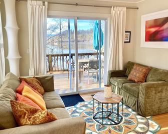 Many perfect sunsets at the magical house on the lake - Stone Ridge - Living room