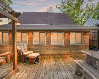 College Park Bungalow - Winchester - Innenhof