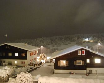 Chalet-apartment in Flims Laax with balcony, swimming pool, sauna, Jacuzzi, wireless and TG - Flims - Building