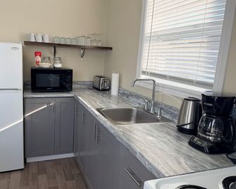Drift Ashore House - Rocky Harbour - Kitchen