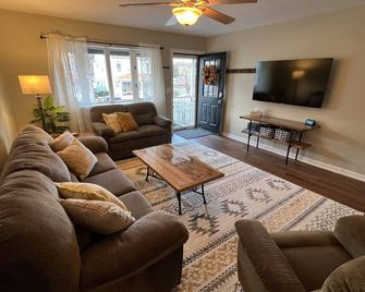 Charming 3BR Townhome; Fast Wi-Fi and Full Kitchen - Minersville - Living room