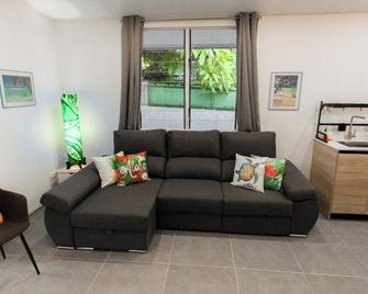 Beachfront Home Puna'auia Tahiti - Punaauia - Living room