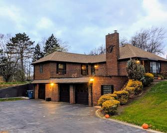 Cozy, Chef-Ready, and Family & Pet Friendly Retreat! - Lorain - Edificio