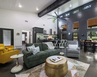 Whispering Retreat Sleeps 4 - Broken Bow