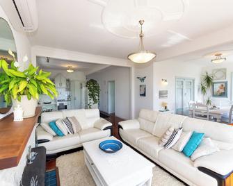 Your personal ocean-front oasis - Te Awanga - Living room
