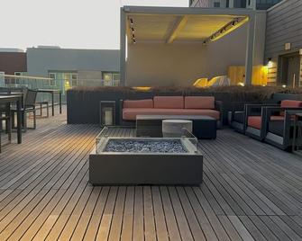 Luxury 1-bed condo in midtown Sacramento with modern amenities and city views. - Sacramento