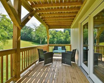Aiken Rd - 6 BR - hot tub and game room - Asheville - Balcony