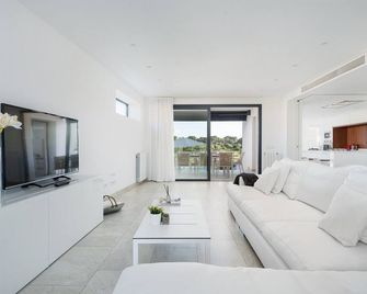 Holiday home with pool, only a few minutes to the beach of San Bauló, Mallorca - Can Picafort - Living room