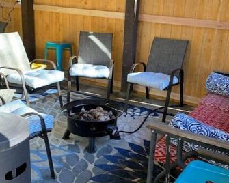 Taylor Creek Hideway - Maple Valley - Living room