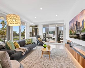Scenic Beachside 3-bedroom with Water Views - Melbourne - Living room