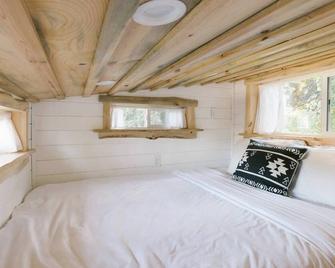 Modern Urban Tiny House w/ 2BR near Airport and Transportation-Private Setting - Des Moines - Bedroom