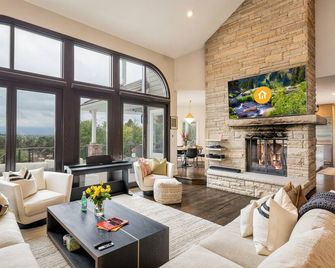Stunning Oasis with Pool, Mountain Views & Game Room - Longmont - Living room