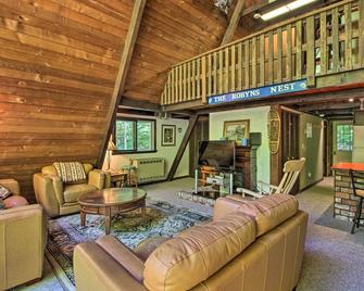 Quiet A-Frame Cabin on Creek with Private Deck! - Rumney - Living room