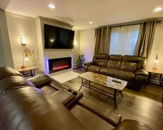 The Family and Friends Home\n - New Haven - Living room