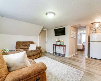 Dexter Vacation Rental in Walkable Location! - Dexter - Living room