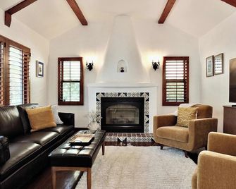 Belmont Shore Coastal Cottage - Cozy Home for 6 - 2 Blocks to Beach - Long Beach - Sala de estar