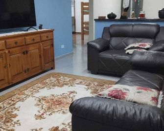 Country house with lots of nature located just 2 km from the wine route - São Roque - Living room