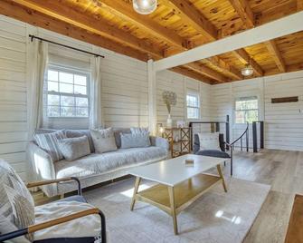 This cabin is a 3 bedroom(s), 3 bathrooms, located in Fredericksburg, VA. - Fredericksburg - Sala de estar
