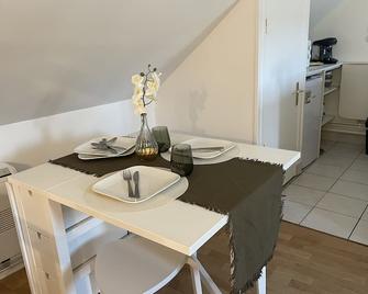 Appart cosy rénové avec AC Hypercentre Nemours - Nemours - Salle à manger