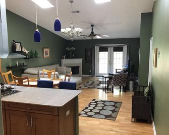 Quiet Family Townhouse - Tallahassee - Living room