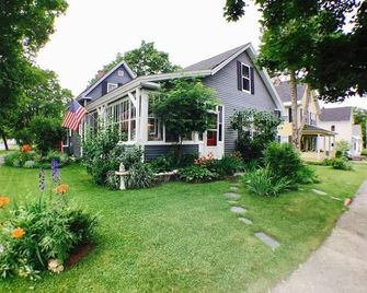 Snowmobiling, hiking, rafting paradise from this gorgeous Millinocket home - Millinocket - Vista del exterior