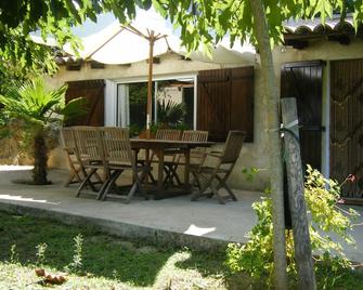 Ground floor garden apartment with sea view. - Belvédère-Campomoro - Patio