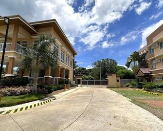 2 Bedroom and Studio Apartments with Private Pool and Gym in Vista Manors Verdant - Puerto Princesa - Budynek