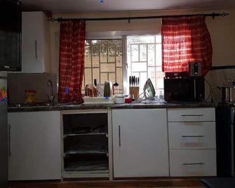 A cozy apartment in a quiet location . 5 minute drive to Lumley Beach. - Freetown - Kitchen