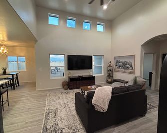 Fabulous 3-bedroom townhome with AC in Farmington - Farmington - Living room