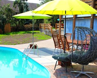 Fawlty Towers - Straupitz - Piscina