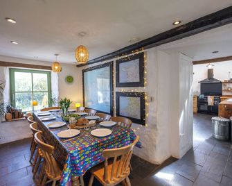 Bangeston Farmhouse with Hot Tub, Log Fire, Beach Walks and Coast Path - Pembroke - Essbereich