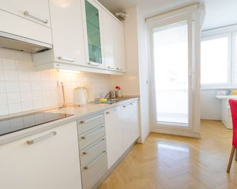 City centre studio with a balcony and free parking - Ljubljana - Küche