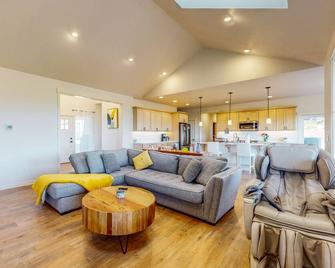 Modern home with fireplace, private patio, remote workspace, & golf nearby - Union - Living room
