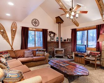 2N Big Pine Lodge - North Wawona - Wohnzimmer