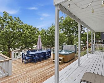 Amazing Cove! 2 Bed/2ba Lakefront Home - Hot Tub, Smart Tvs, Great Fishing Cove - Eldon - Balcón