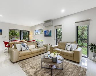 Casa Mia Retreat Luxury Family Home on Buderim - Buderim - Living room