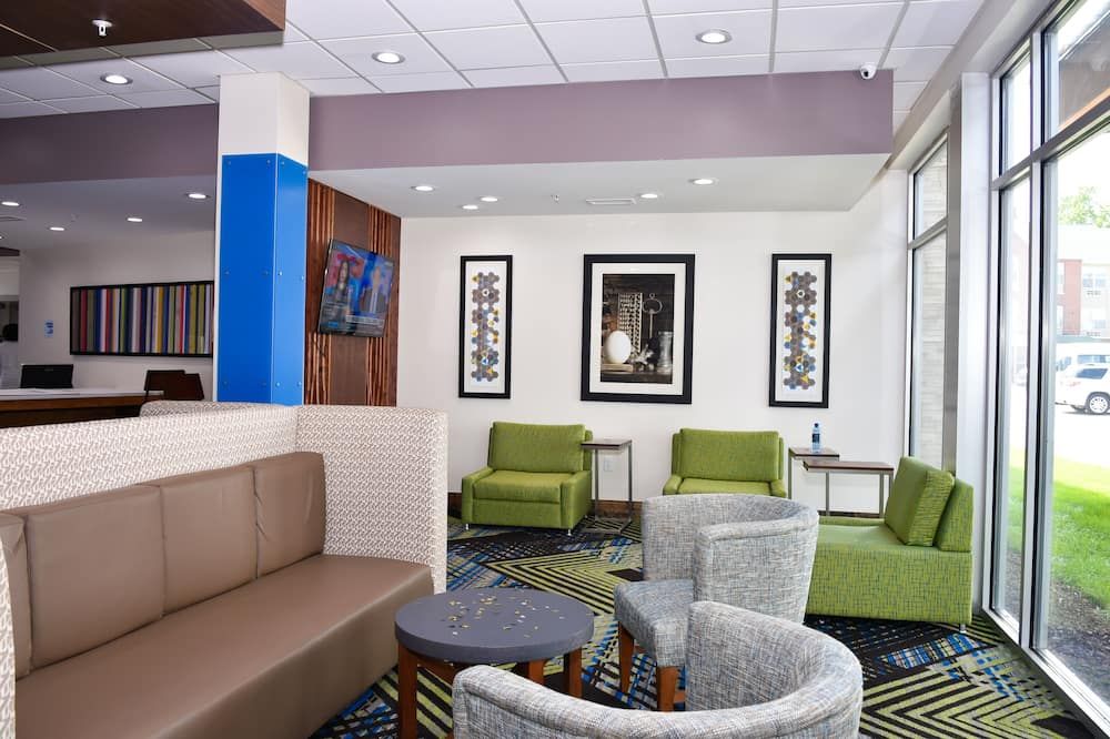 Holiday Inn Express & Suites Bensenville - O'hare By IHG thumbnail 3