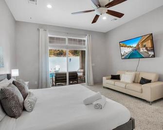 The Desert Gem Pool Spa Gated Home - Desert Hot Springs - Bedroom