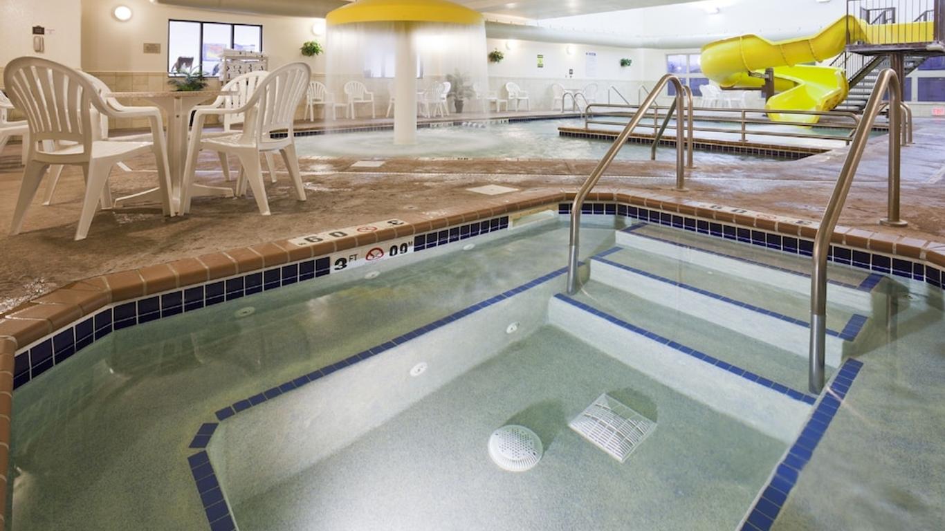 Expressway Suites Fargo