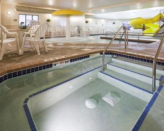 Expressway Suites Fargo - פארגו - בריכה