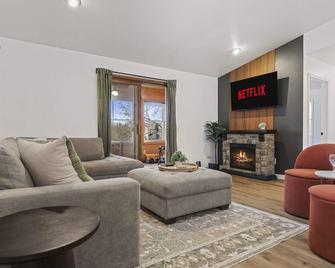 King Suite - Game Room - Large Groups - Yard - Sun Prairie - Obývací pokoj
