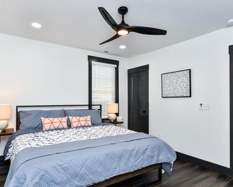 5 Minutes to Downtown + Pet Friendly + King Bed! - Greenville - Bedroom