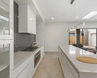 Modern villa near the beach 12 sleep - Ocean Grove - Kitchen