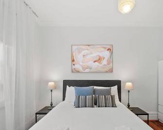 Courtyard Esperanza - Sunny Heritage Chic - Sydney - Bedroom