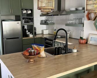 Heart of Green Lake Cottage - Completely updated - Green Lake - Kitchen