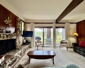 Vacation retreat for golf and enthusiasts and families alike! - Graeagle - Living room