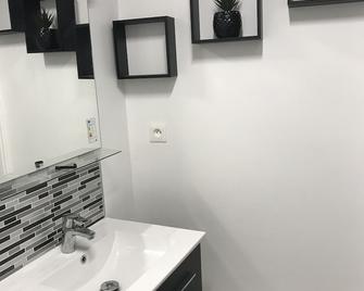 Studio de la Tour des rondes - tout confort plein-centre - Lavaur - Salle de bain