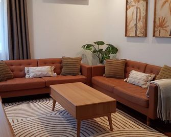 1954 Cottage - Mid Century Modern Vibe. - Virginia - Living room