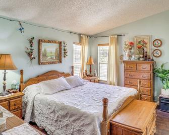 Quiet Dolan Springs Home with Patio, Mountain Views! - Dolan Springs - Bedroom