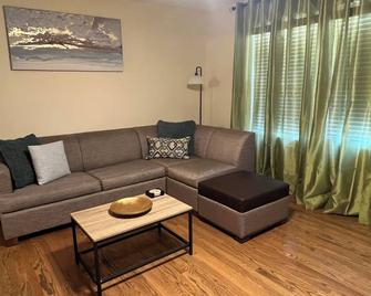 (Mebane) Relaxation Retreat ( Near Chapel Hill and Durham ) - Mebane - Living room